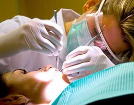 牙科保健师正在给病人治疗