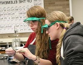 两个女孩在科学实验室里